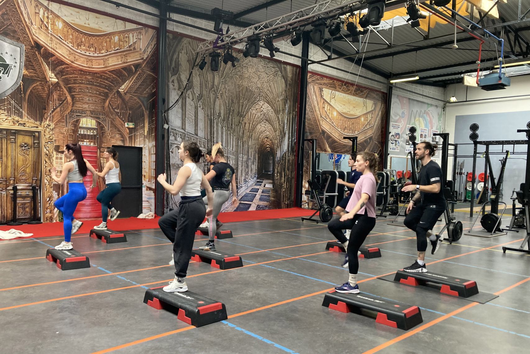 Formation BPJEPS option A Cours Collectifs Eurofitness : séance de step encadrée par un coach fitness"